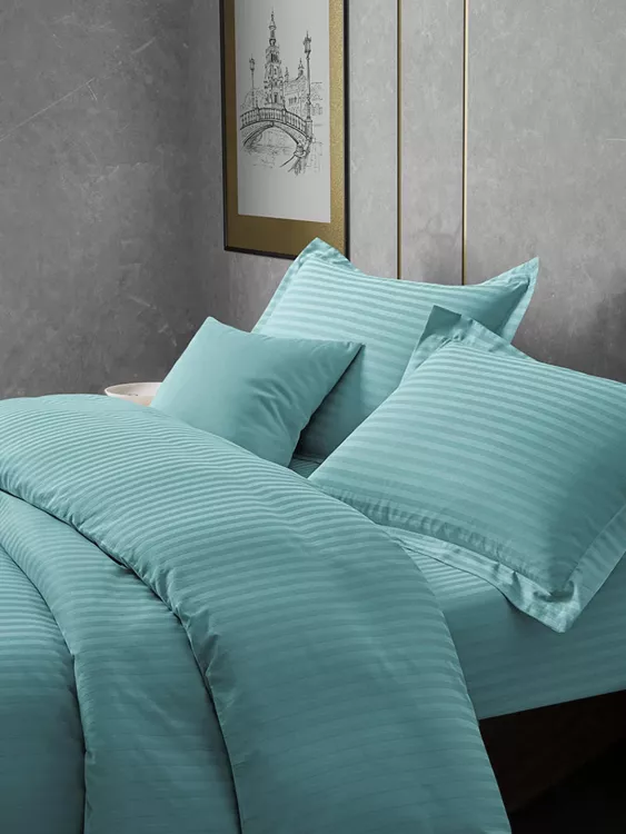 Постельное белье сатин страйп с простыней на резинке в подарочной упаковке - Лазурный