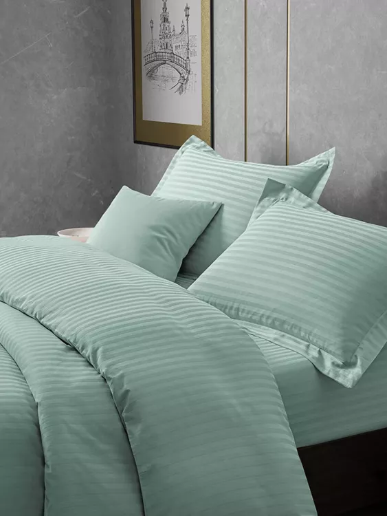 Постельное белье сатин страйп с простыней на резинке в подарочной упаковке - Нежная мята